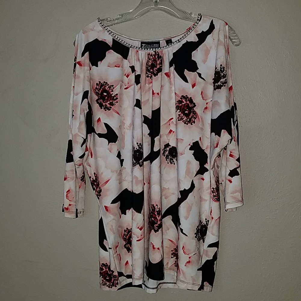 **3 for $20** Floral cold shoulder top